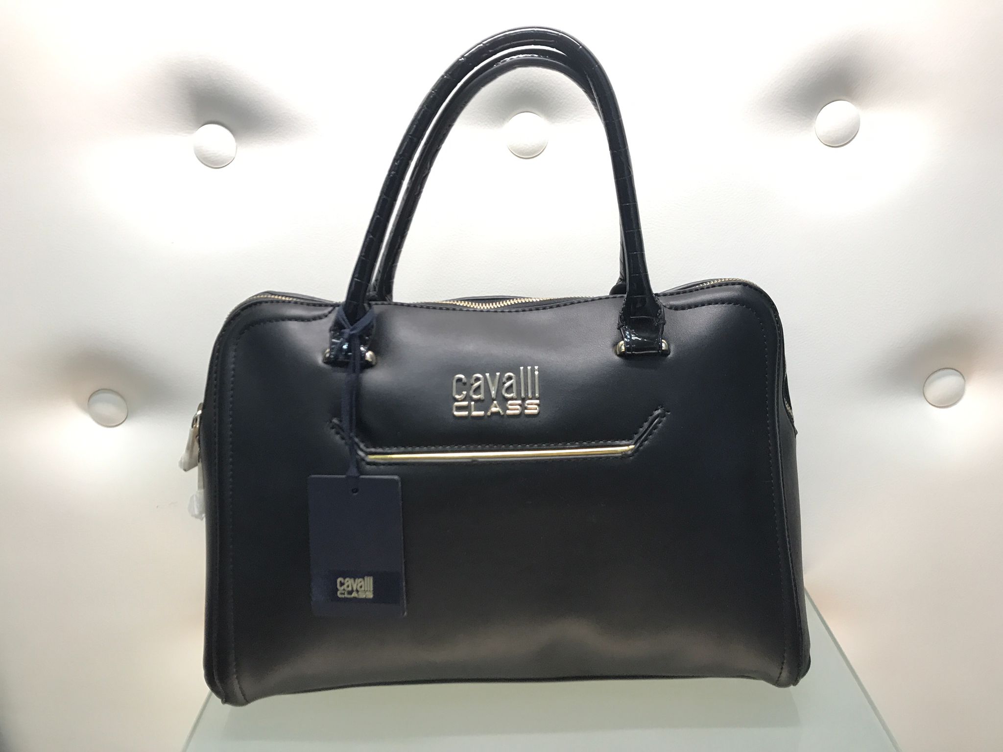Roberto cavalli Borsa A mano piu tracolla 110 cm in vera pelle colore nero chiusura a zip fodera in tessuto interna con tasca log centrale con borchie in ottone misura 34x40